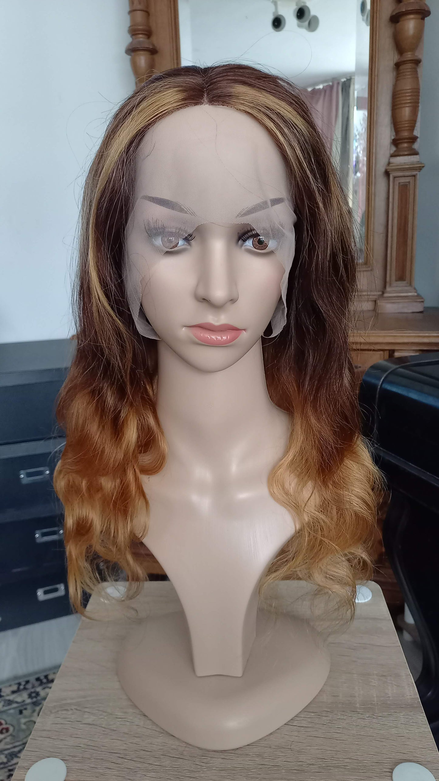 Parrucca di capelli umani con parte a T e onda del corpo, castano biondo sfumato