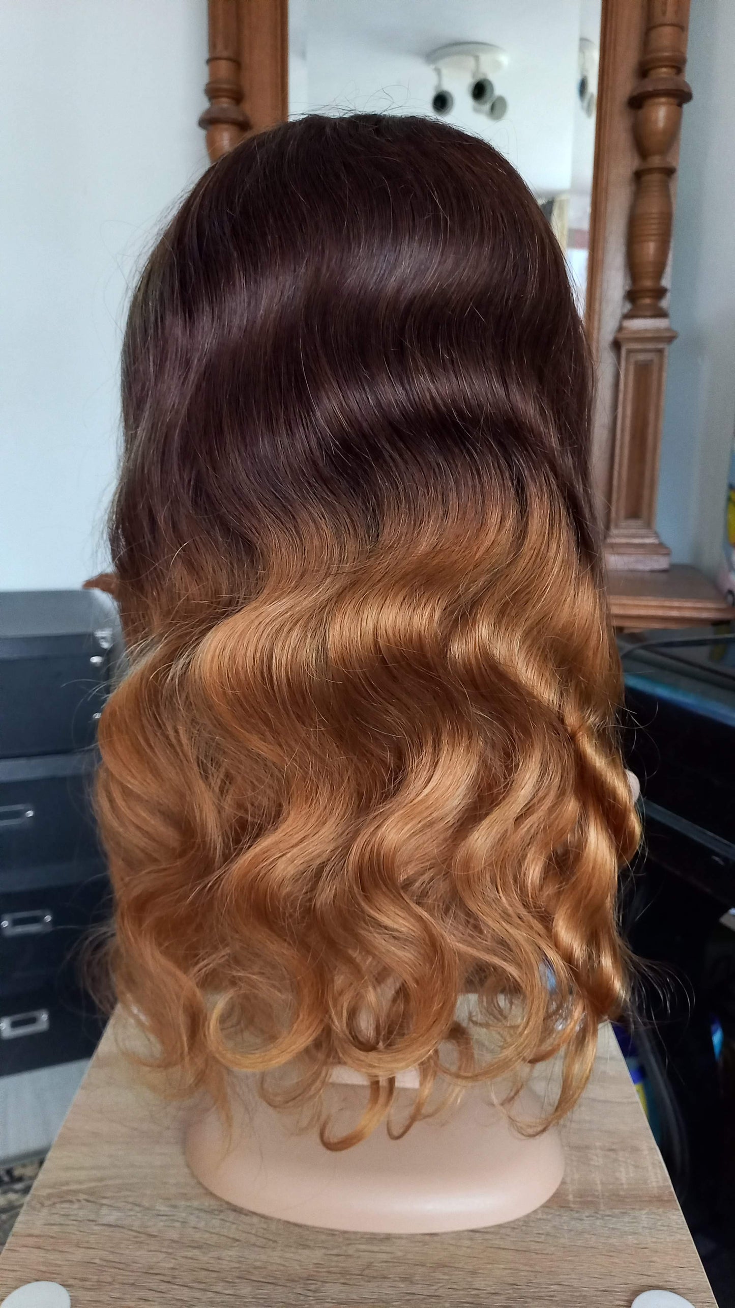 Parrucca di capelli umani con parte a T e onda del corpo, castano biondo sfumato