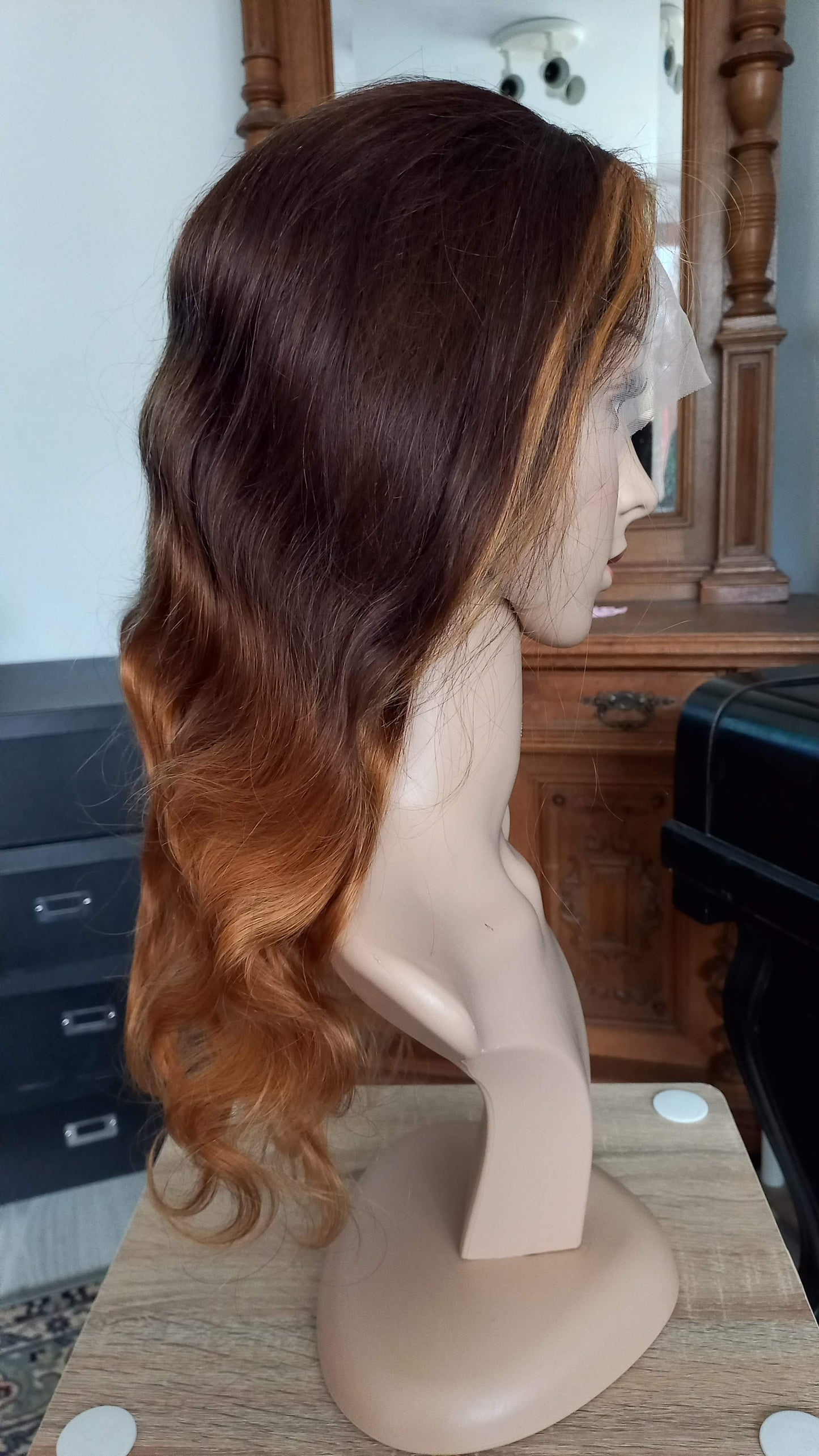 Parrucca di capelli umani con parte a T e onda del corpo, castano biondo sfumato