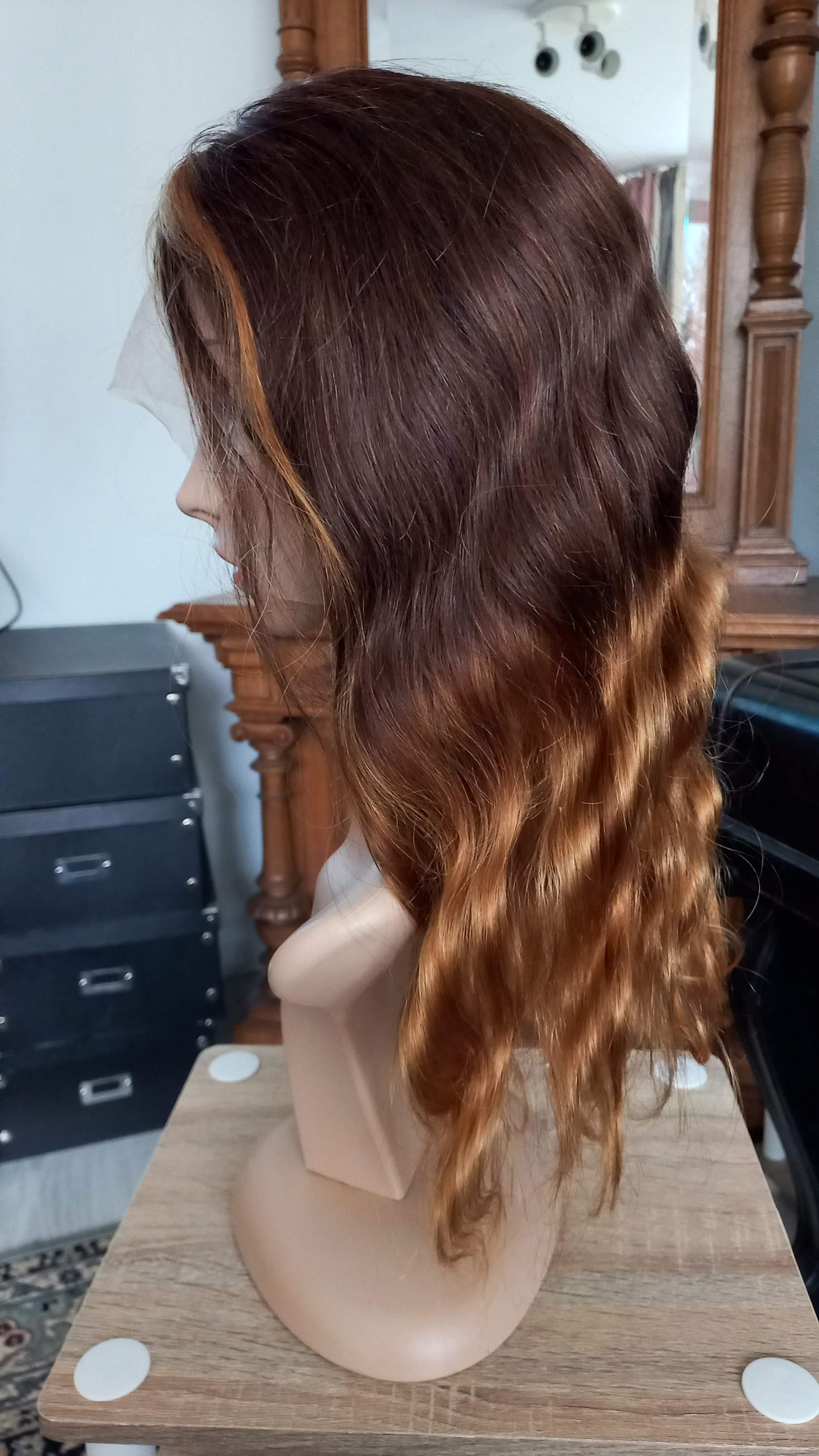 Parrucca di capelli umani con parte a T e onda del corpo, castano biondo sfumato